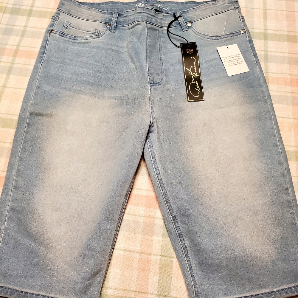 DG2 light wash Bermuda shorts. Soft, stretchy material.